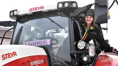 Bild: Petra Hartl
Laura Dürr (20) aus Thanheim bei Ensdorf (Landkreis Amberg-Sulzbach) hat auf ihrem TikTok-Kanal über das Thema Landwirtschaft mehr als 100 000 Follower.
