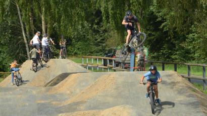 Archivbild: dob
So wie hier am Bocklradweg in Vohenstrauß in Richtung Fiedlbühl sollen möglichst bald auch in Weiden Mountainbiker oder BMX-Fahrer eine Dirtbahn nutzen können. Die beiden Stadtratsfraktionen von CSU und SPD stellen einen dementsprechenden Antrag.