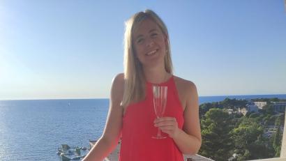 Archivbild: Tamara Böhm/privat
Sonne, Meer – und ein Glas Sekt: Corina Schießl an ihrem 25. Geburtstag im Urlaub in Porec/Kroatien.