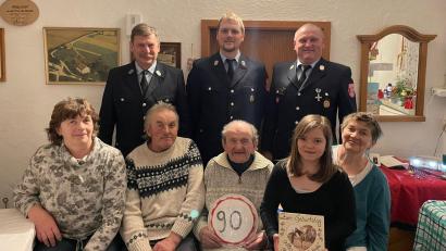 Bild: Alois Wilhelm/exb
Michael Pösl freute sich über die Glückwünsche von Sohn Michael und den Töchtern Monika (links) und Anne sowie über den Besuch der Feuerwehr Kühried mit Alois Wilhelm (von links), Manuel Ach und Manfred Wagner.