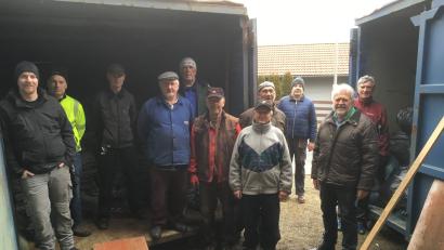 Bild: u
Kolping-Vorsitzender Siggi Schorner (Vierter von rechts) und sein Helferteam leeren die Altkleider- und Altpapiersammelstelle. Gut fünf Tonnen Altpapier und sieben Tonnen Altkleider hieven sie auf den Lkw.