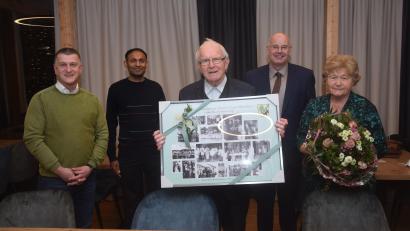 Bild: fz
Ruhestandspfarrer Egid Mühlbauer hat seinen 90. Geburtstag gefeiert. Der Bürgermeister von Rettenbach, Alois Hamperl (hinten rechts), überreichte bereits ein Geschenk. Vorab gratulierten auch Pfarrer Jaison Thomas (hinten links) und Bürgermeister Dietmar Schaller (links).