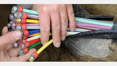 Symbolbild: Peter Kneffel/dpa
Leonet investiert in Nabburg in den Ausbau des Glasfasernetzes.