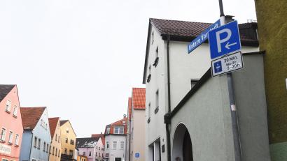 Bild: Gabi Schönberger
An manchen Stellen in Neustadt darf man wie hier in der Unteren Vorstadt sein Auto 30 Minuten abstellen, auf anderen Parkplätzen sind es 2 Stunden. Die Stadt versucht sich seit Jahren an den jeweiligen Bedürfnissen zu orientieren. Das sorgt stetig für Diskussionsstoff.
