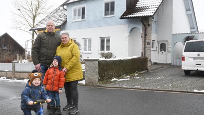 Bild: Gabi Schönberger
Eva-Maria Fritsch vor ihrem Elternhaus. Gemeinsam mit Ehemann Dominik möchte sie den Bau erweitern und sanieren, so dass für Oskar (links), Theo und ihr neues Geschwisterchen mehr Platz vorhanden ist. Nach der KfW-Entscheidung müssen nicht nur Fritschs neu rechnen.
