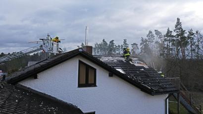 Bild: twi
Das Feuer in dem Wohnhaus hatte schnell den Dachstuhl erfasst und wurde auch von einer Drehleiter aus bekämpft.