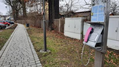 Bild: bey
Die Tage des öffentlichen Telefons an der Ecke Hauptstraße/Weidener Straße sind gezählt. Im Frühjahr soll die Sprechstelle unter freiem Himmel abgebaut werden.