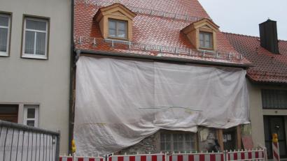 Bild: kgg
Eines der ältesten Wohnhäuser Waldsassens lässt die Stadt umfassend sanieren. In der Mühlbachgasse soll ein Gästehaus entstehen. Der Landkreis beteiligt sich mit einem Zuschuss.