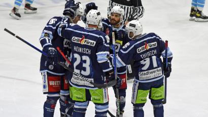 Archivbild: gb
Die Blue Devils treffen am Wochenende auf den SC Riessersee und den EV Lindau. Gegen beide Teams haben die Weidener in dieser Saison bisher alle Spiele gewonnen. In dieser Szene bejubeln die Devils-Akteure ein Tor beim 5:0-Heimsieg gegen die Garmischer.