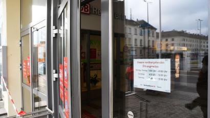 Bild: Gabi Schönberger
Die Öffnungszeiten der Wartehalle am Bahnhof in Weiden wurden wegen Corona verkürzt. Bei Minusgraden sollte sie eigentlich trotzdem offen bleiben – doch eine Reisende stand plötzlich in der Kälte.