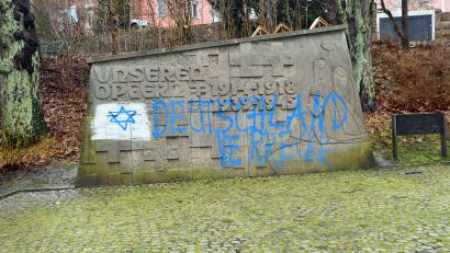 Bild: Andreas Royer
Auch das Sulzbacher Kriegerdenkmal verunstalteten Schmierer bei ihrem schändlichen Treiben. Die Stadt bleibt wahrscheinlich auf Kosten im unteren vierstelligen Bereich sitzen.