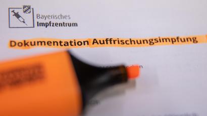 Symbolbild: Daniel Karmann/dpa
Die dritte Impfung ist zur Auffrischung. Aber wie lange gilt eigentlich das Zertifikat der Boosterimpfung?