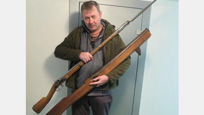 Bild: jzk
In seiner rechten Hand hält Markus Plößl das Percussionsgewehr aus dem Fortschauer Armaturwerk. Ungleich wuchtiger und schwerer ist die Hakenbüchse, die bei der Verteidigung der Kemnather Stadtmauer im Einsatz gewesen sein soll.