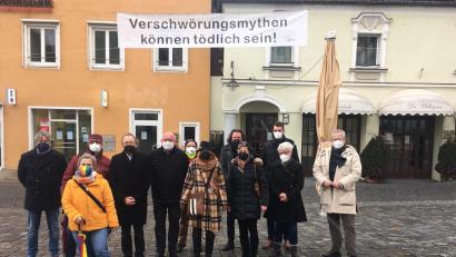 Bild: ihl
Vertreter des Bündnisses gegen Rechtsextremismus stellen zusammen mit Oberbürgermeister Andreas Feller (rechts) die Banneraktion vor. Diese umwehten gestern erstmals die Anti-Impf-Kundgebung