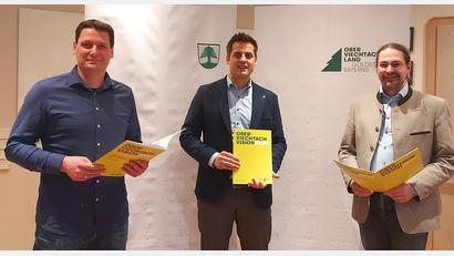 Bild: Margit Boch/exb
Bürgermeister Rudolf Teplitzky (Mitte) hat sich diese Woche mit den beiden Fraktionssprechern Thomas Teich (links) und Alexander Ried (rechts) getroffen. Das Dokument „Oberviechtach Vision 2030“ beschreibt Strategien.