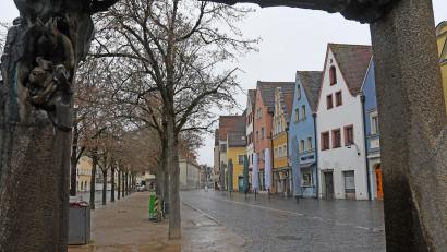 Bild: Gabi Schönberger
Der Obere und Untere Markt mit seinen Seitengassen kann nun barrierefrei umgestaltet werden. Der Bauausschuss entschied sich einstimmig für die von der Verwaltung vorgeschlagene Variante G. Sie lässt eventuell auch Raum für die Staubfreimachung der Fläche am Baumhain und andere Synergien im Zuge der Baumaßnahmen.