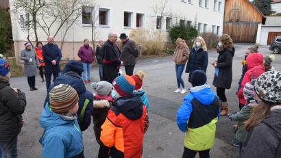 Bild: bö
Neben Bischof Rudolf Voderholzer begleiten auch Bürgermeister Hans Ram und Pater Ulrich Schrapp beim Kinderrecht-Spaziergang, der in den nächsten Wochen aufgebaut bleibt.