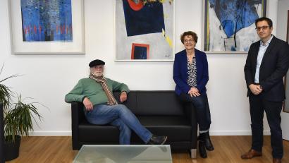 Bild: Petra Hartl
Mit einer Ausstellung bei Wendl & Partner in Amberg gehen Helmut Rösel, Monika Retzer und Manuel Wendl (von links) neue Wege.