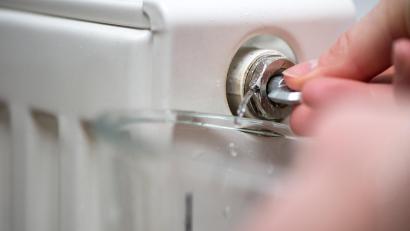 Bild: Andrea Warnecke/dpa
Bleibt ein Teil des Heizkörpers kalt: Mit einem Vierkantschlüssel lässt sich das Ventil am Heizkörper öffnen und so Luft aus dem System holen.