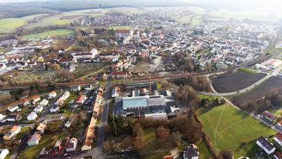 Bild: Staatliches Bauamt Amberg-Sulzbach/exb
Die Visualisierung des Bauamts Amberg-Sulzbach – hier der Blick vom Schützenstraßen-Gebiet aus – zeigt den Verlauf der Bundesstraße 299 neu. Rechts die geplante zu errichtende Verbindungsstraße zur Baumeister-Emil-Engel-Straße über den Grund, auf dem aktuelle die Bodensanierung läuft.