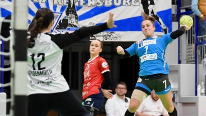 Archivbild: Hans-Christian Wagner/exb
Nicole Schiegerl (rechts) aus Sulzbach-Rosenberg stürmt für Regensburg in der 2. Bundesliga.