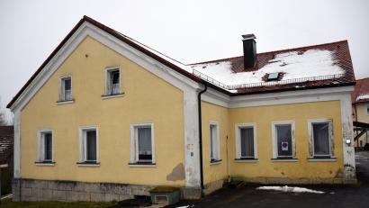 Bild: wku
Das evangelische Gemeindehaus in Königstein wurde 1884 als Schule gebaut. Bis 1978 drückten hier zwei Klassen die Schulbank. Seitdem dient es als Gemeindehaus. Es bedarf jedoch einer gründlichen Sanierung