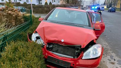Bild: Polizeiinspektion Amberg/exb
Eines der beiden Fahrzeuge, die am Donnerstag im Kreuzungsbereich von Fallweg und Friedrich-Ebert-Straße in Amberg zusammengestoßen waren, weil eine 82-Jährige einem anderen Verkehrsteilnehmer die Vorfahrt genommen hatte.