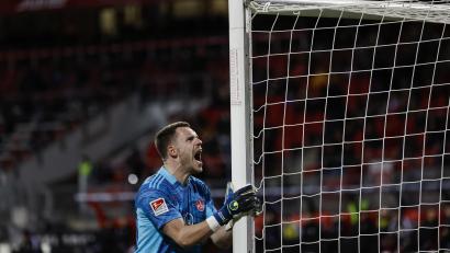 Bild: Daniel Löb/dpa
Club-Torwart Christian Mathenia kann es nicht fassen und brüllt vor Wut den Torpfosten an.