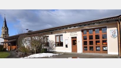 Bild: bö
Die Heizung im Pittersberger Vereinsheim ist nicht mehr die jüngste. Jetzt steht ein Tausch an. Versorgt werden das gesamte Vereinszentrum mit Feuerwehr, Landjugend und Schützenverein. Auch die Kirchenstiftung soll gefragt werden, ob sie ihre Gebäudlichkeiten nicht mit anschließen will.