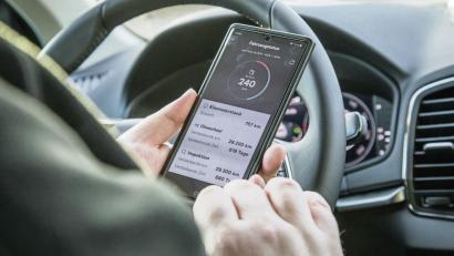 Symbolbild: Christin Klose/dpa
Alles im Blick: Manche Apps halten die Besitzer über wichtige Daten des Autos auf dem Laufenden.