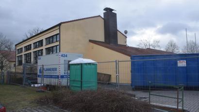 Bild: fz
Der Rückbau für die Sanierung und Erneuerung der Sporthalle und des Gemeindezentrums in Schwarzenbach hat begonnen.