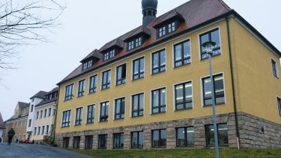 Bild: do
Nach dem grundsätzlichen Ja der Regierung der Oberpfalz zum Kirchenthumbacher Schulhaus-Projekt warten auf den Marktgemeinderat dringende und zukunftsweisende Entscheidungen