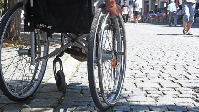 Archivbild: Gabi Schönberger
Die Entscheidung ist gefallen. Der Bauausschuss Weiden stimmt für das Konzept "Barrierefrei Innenstadt" und die Variante G. Diese sieht zwei barrierefreie Achsen von Tor zu Tor plus Querungen und Plattengelege an den Gebäuden vor.