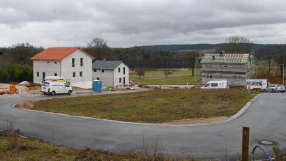 Bild: gf
Als eine von zwei Maßnahme für das AOVE-Regionalbudget schlägt die Gemeinde Gebenbach die Errichtung eines Kinderspielplatzes auf der derzeit noch unbefestigten Fläche (Bildmitte) im Neubaugebiet Kainsricht vor.