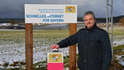 Bild: dob
Bürgermeister Andreas Wutzlhofer gab am Mittwoch symbolisch den Startschuss für superschnelles Internet per Glasfaser in Erpetshof, Zeßmannsrieth und Obertresenfeld.