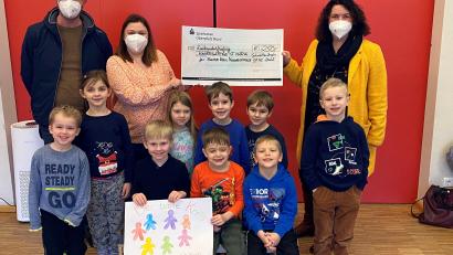 Bild: Michael Reindl, Kliniken Nordoberpfalz/exb
Kindergartenleiterin Stefanie Freiwald und die Vorschulkinder des Kindergartens St. Maria konnten gemeinsam mit Sebastian Högler vom Elternbeirat eine Spende über 250 Euro an Marina Frister und den Bunten Kreis Nordoberpfalz übergeben