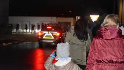 Bild: lue
130 Teilnehmer nahmen am Montag in Mitterteich bei einem sogenannten "Spaziergang" teil. Die Versammlung wurde nicht angemeldet, verlief aber friedlich. Die Polizei kümmerte sich um die Absperrung der Straßen.