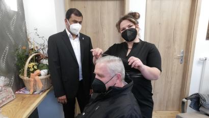 Bild: gmü
Beobachtet von Pfarrer Price testet Bürgermeister Ludwig Biller der neuen Service von Geschäftsinhaberin Kristina Wagner