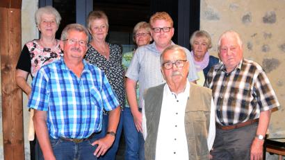 Archivbild: wku
Im August 2021 formierte sich die momentane Führungsmannschaft des Gesangvereins Königstein um den Vorsitzenden Helmut Knahn (Zweiter von links). Mit im Bild Bürgermeister Bernhard Köller (Vierter von links).