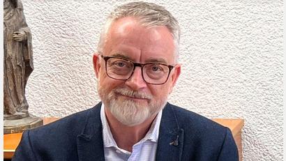 Bild: Stadt Windischeschenbach/exb
Thomas Krapf (links) ist ab 1. März der Kämmerer der Stadt Windischeschenbach. Bürgermeister Karlheinz Budnik heißt den neuen Mitarbeiter im Rathaus willkommen.