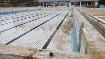 Bild: Lowak
Alles, was raus musste, ist draußen. Das Schwimmerbecken des Schätzlerbads präsentiert sich derzeit im Rohzustand.