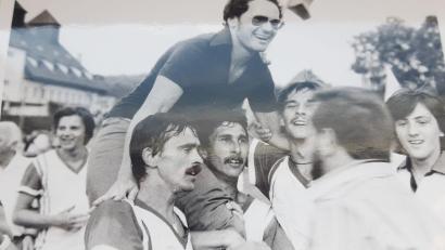 Bild: Büttner
Schlusspfiff, Landesligaaufstieg im Jahr 1979: Die Spieler des SV Weiden lassen Heinz Ernstberger hochleben.