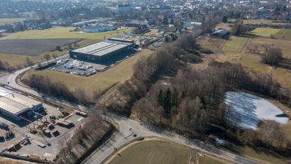 Archivbild: dtr
Nach den Plänen des Staatlichen Bauamts soll die Bundesstraße 299 (links unten) später einmal auf der früheren Bahntrasse verlaufen. Die Strecke würde dann geradeaus weiter Richtung Waldsassen führen.