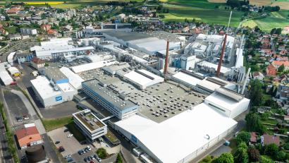 Archivbild: Schott/exb
Auf dem Werksgelände der Schott AG in Mitterteich soll ein weiterer Kamin entstehen. Dieser soll dem Exemplar ähneln, das ganz rechts am Bildrand zu sehen ist.