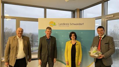 Bild: Matthias Meier/exb 
BBV-Kreisgeschäftsführer Josef Wittmann, BBV-Kreisobmann Josef Irlbacher und Kreisbäuerin Sabine Schindler (von links) kamen zu einem Neujahrsgespräch zu Landrat Thomas Ebeling.