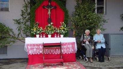 Bild: tja
Eleonore Mundorff (links) mit ihrer Schwester Elisabeth Hauser an Fronleichnam 2009 am Altar beim Gemeindezentrum in Altendorf.