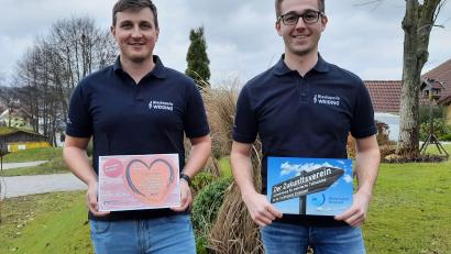 Bild: Julian Unertl/exb
Kassier Andreas Horn (links) und Vorsitzender Julian Unertl freuen sich über die Auszeichnung "Zukunftsverein" für die Blaskapelle Weiding.