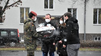 Bild: Mario Hönig, Bundeswehr Weiden/exb
Hauptfeldwebel T. Wittig nimmt stellvertretend das Präsent entgegen