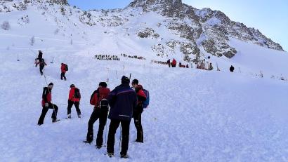Bild: Zoom.Tirol/APA/dpa
Rettungskräfte in Sölden sind am Lawinenkegel im Einsatz.