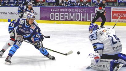 Bild: Oliver Rabuser
Die Blue Devils verloren am Freitag beim SC Riessersee mit 1:2 nach Penaltyschießen. In dieser Szene pariert der Weidener Goalie Jaroslav Hübl gegen Marlon Wolf.